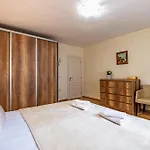 Location 3 Bedroom Next To The Apartmán