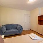 Location 3 Bedroom Next To The Apartmán
