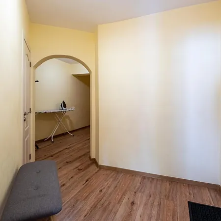 Location 3 Bedroom Next To The Apartment *