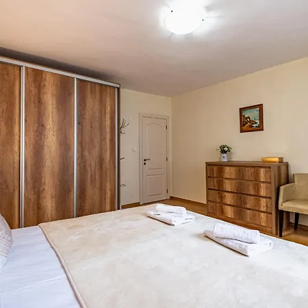 Location 3 Bedroom Next To The Apartment