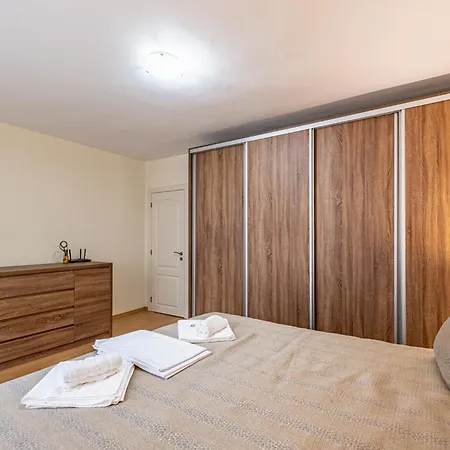 Location 3 Bedroom Next To The Varna