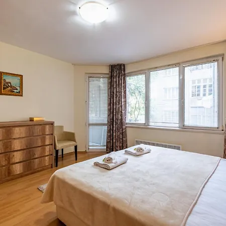 Location 3 Bedroom Next To The Apartment *