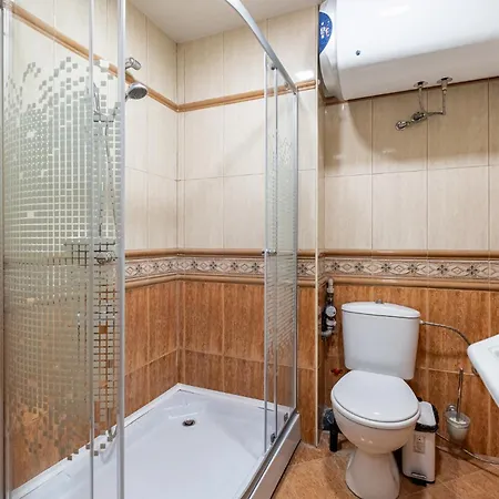 Location 3 Bedroom Next To The Apartment *