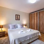 Apartman Location 3 Bedroom Next To The Várna