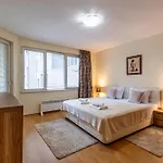 Location 3 Bedroom Next To The Várna