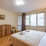 Location 3 Bedroom Next To The Apartman *