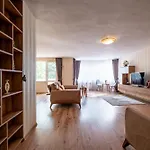Apartman Location 3 Bedroom Next To The Várna