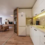 Apartman Location 3 Bedroom Next To The Várna