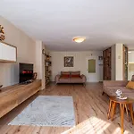 Location 3 Bedroom Next To The Apartman Várna