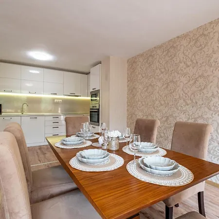 Location 3 Bedroom Next To The Apartament