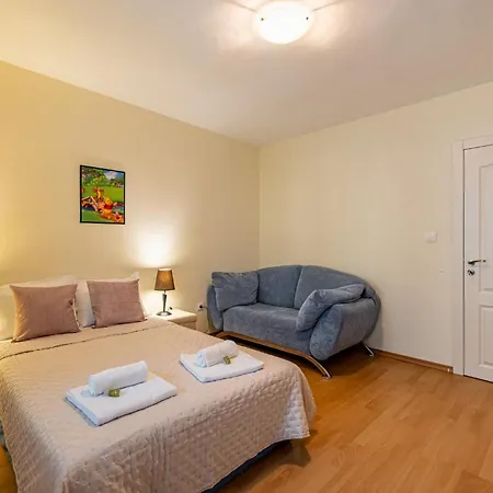 Location 3 Bedroom Next To The Varna