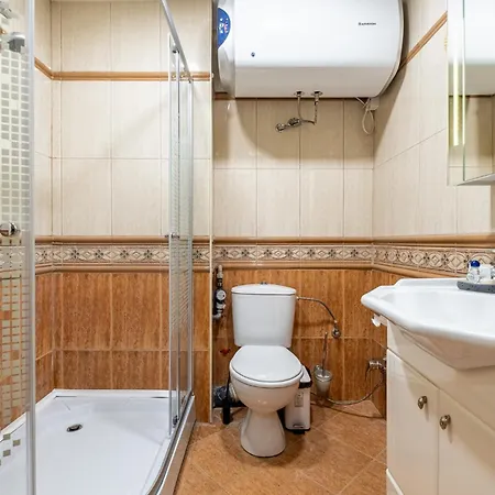 Location 3 Bedroom Next To The *